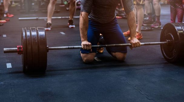 Крупним планом м'язистий чоловік готується до важкої атлетики
 - Фото, зображення