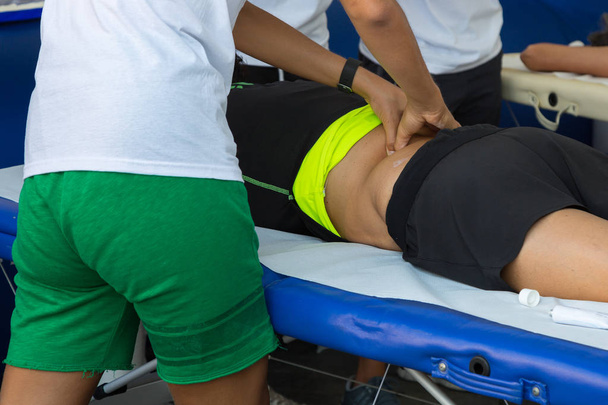 Massagem nas costas do atleta após a atividade de fitness: Wellness e Spor
 - Foto, Imagem