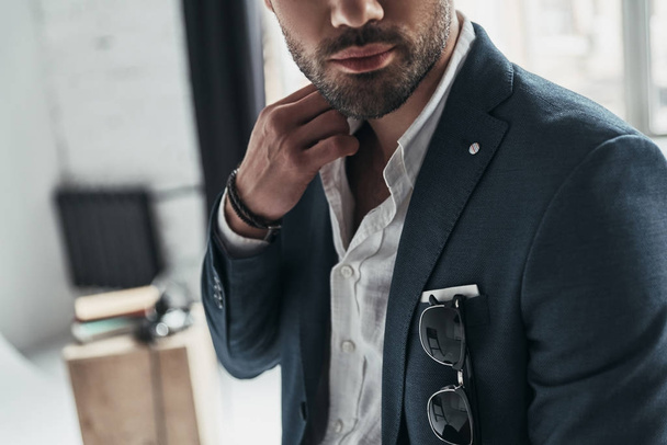 man adjusting his shirt collar - Φωτογραφία, εικόνα