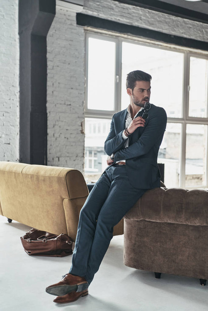 thoughtful handsome young businessman in suit  - Foto, Imagen