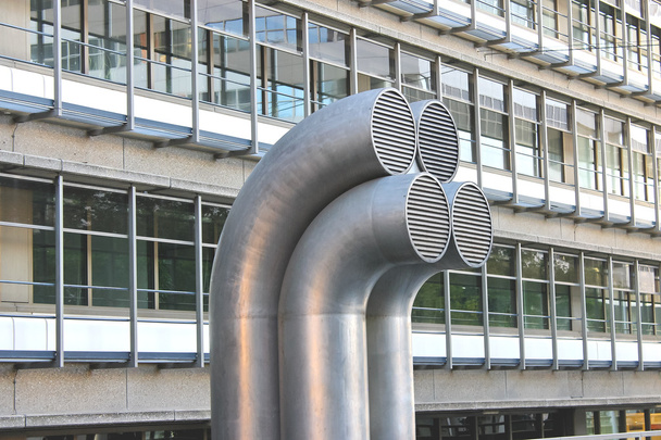 Декоративні вентиляційні отвори біля сучасної міської будівлі
 - Фото, зображення