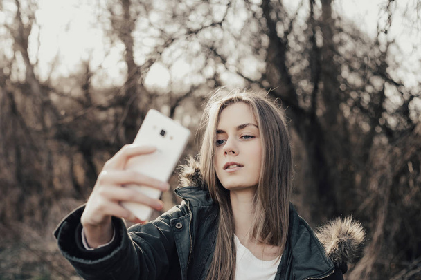 Femme prenant selfie sur smartphone - Photo, image