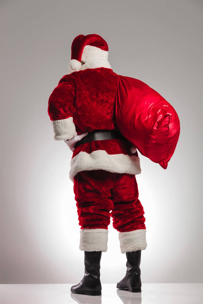 tył widok Świętego Mikołaja z torba na ramię - Zdjęcie, obraz