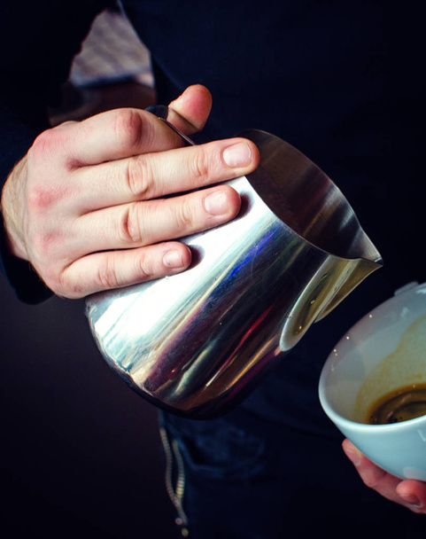 バリスタ コーヒーの醸造  - 写真・画像