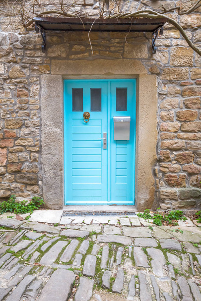 Синій вхідних дверей
. - Фото, зображення