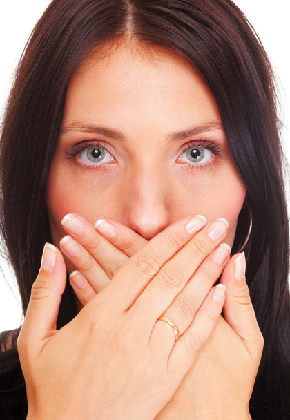 Молодая женщина закрывает рот обеими руками изолированы
 - Фото, изображение