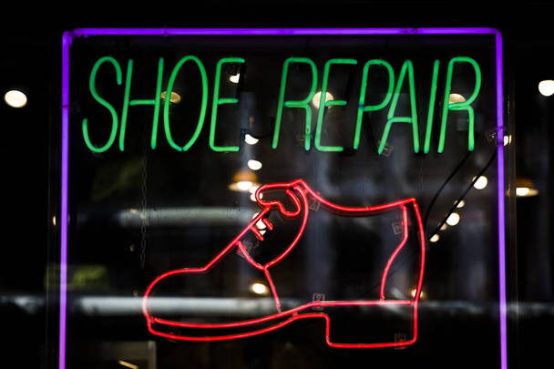 signo de neón colorido brillante brillante zapato servicio de reparación
 - Foto, Imagen
