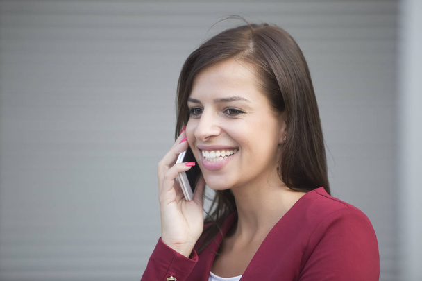 Mujer joven hablando en el teléfono móvil - Foto, Imagen