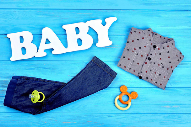 Vêtements et jouets neufs pour bébé-garçon
. - Photo, image