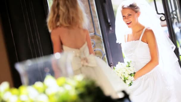 Fiatal menyasszony aranyos koszorúslány esküvő napján - Felvétel, videó