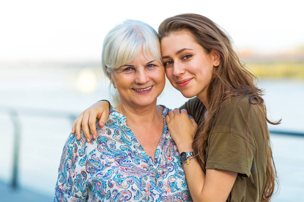 Mladá žena s její babičkou - Fotografie, Obrázek