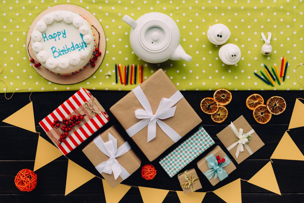 cajas de regalo y pastel de cumpleaños
  - Foto, Imagen