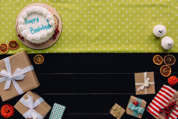 現在の箱と誕生日ケーキ  - 写真・画像