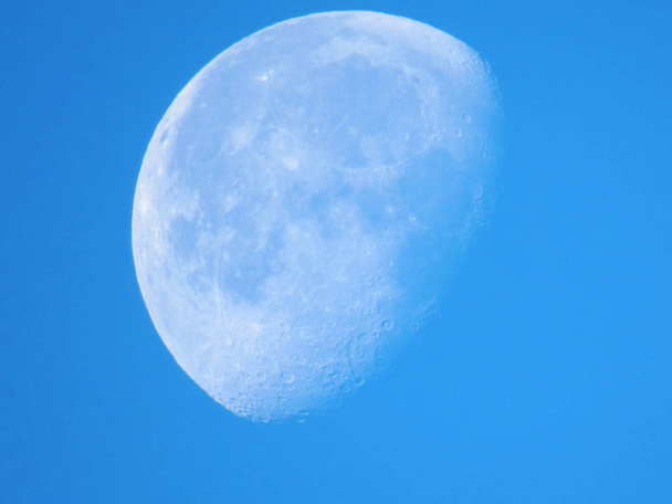 Μεγάλο λευκό φεγγάρι κλείνω πάνω από το γαλάζιο του ουρανού, το βράδυ - Φωτογραφία, εικόνα