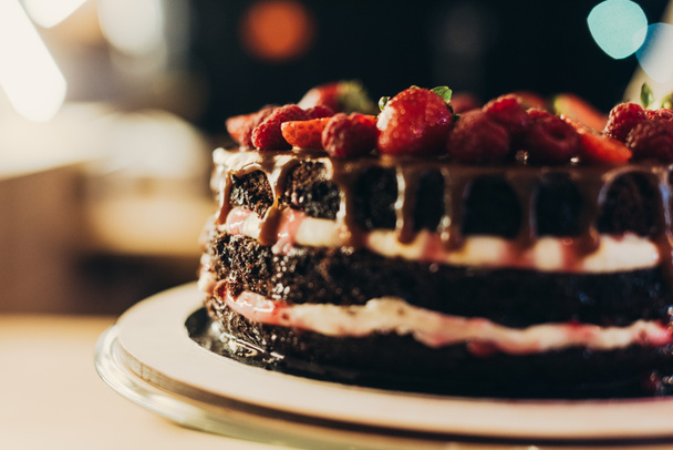 chocolate cake met room en vruchten - Foto, afbeelding
