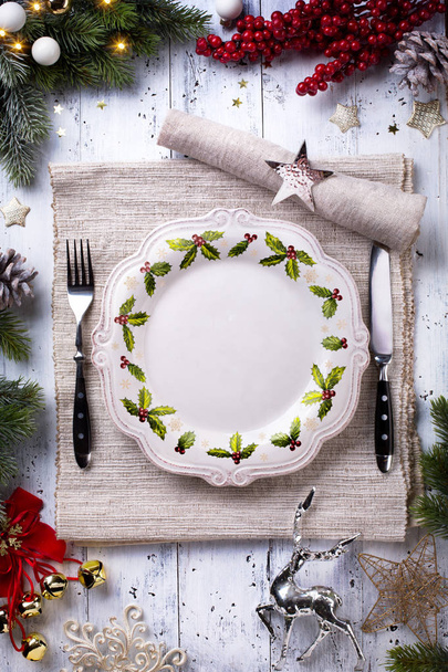 Christmas holiday dinner background; empty dish, cutlery and Chr - Fotografie, Obrázek
