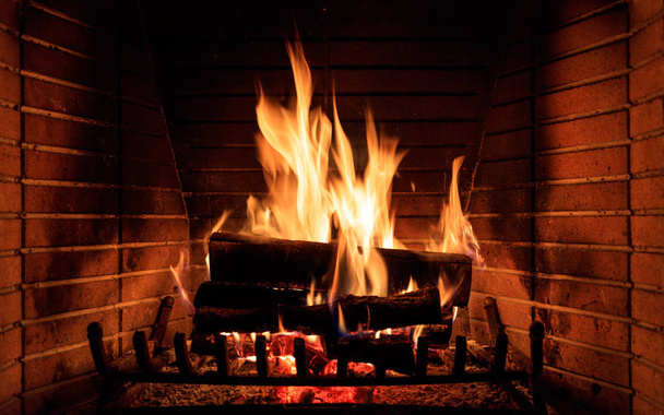 暖炉で燃える丸太 - 写真・画像