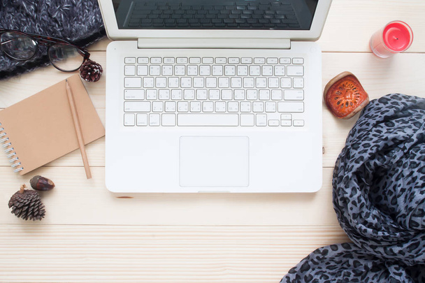 Plochá ležel, horní pohled pracovního prostoru s bílým laptop na dřevěný stůl - Fotografie, Obrázek