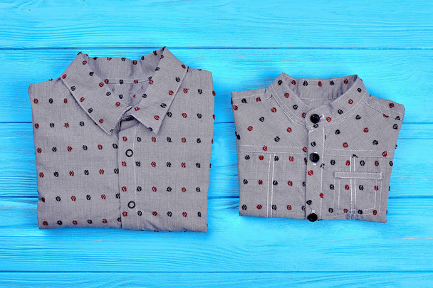 Nouvelles chemises pliées pour petits garçons
. - Photo, image