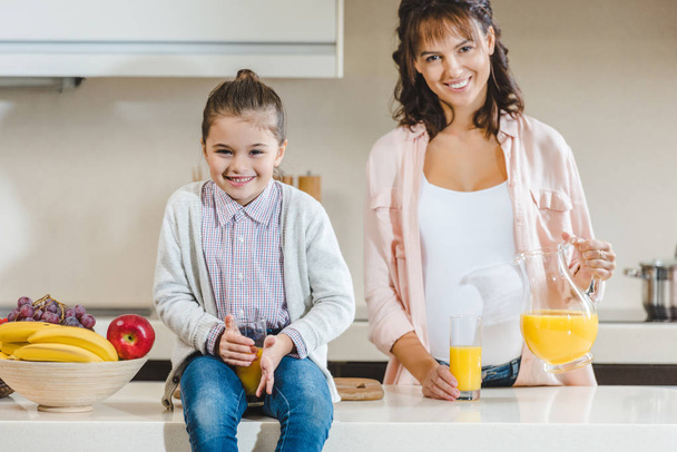 mother and daughter with juice - Foto, Imagem