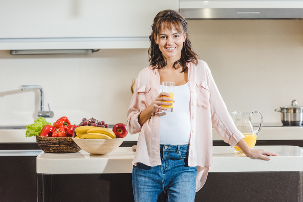 pregnant woman with juice - Foto, Imagem