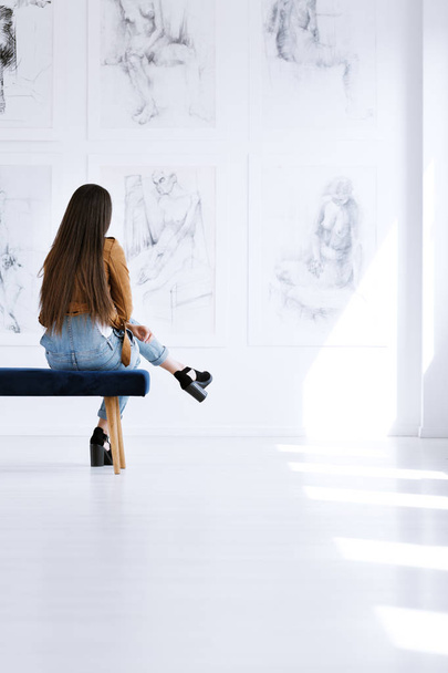 Student sitting on a bench - Valokuva, kuva