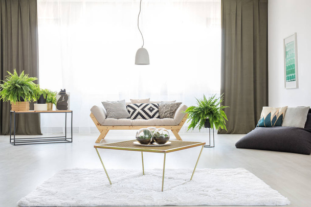 Table in bright living room - Foto, afbeelding