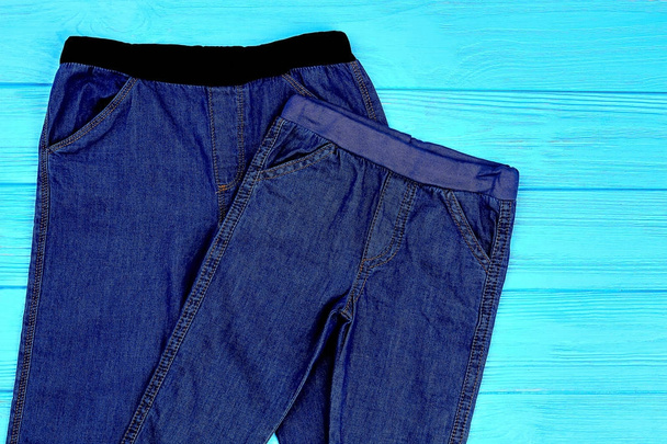 Nahaufnahme von dunkelblauen Stretch-Jeans für Kinder. - Foto, Bild