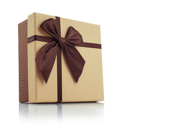 подарочная коробка с лентой на белом фоне - Фото, изображение