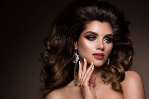 Make-up. Glamour portret van mooie vrouw model met verse make-up en romantisch kapsel. - Foto, afbeelding