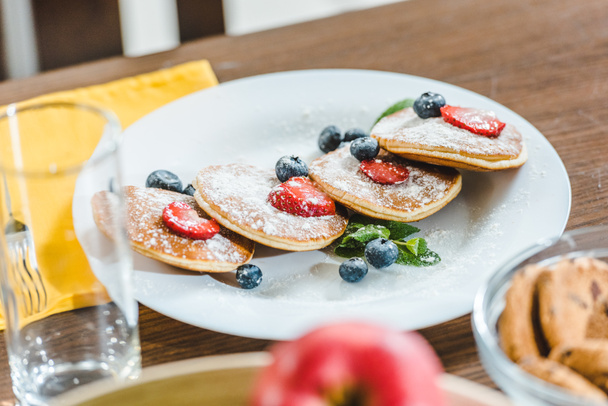 pancakes with berries - Foto, afbeelding