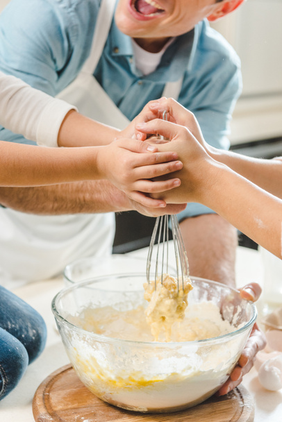 mains de famille mélange pâte
 - Photo, image