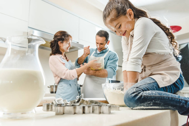 onnellinen valkoihoinen perhe jauhot tehdä taikina keittiössä
 - Valokuva, kuva