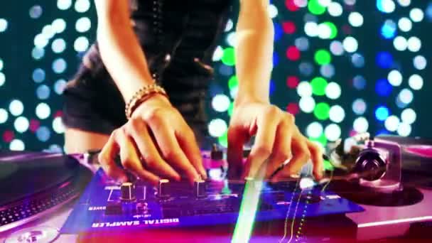 zblízka sexy ženské DJ, tančit a hrát záznamy - Záběry, video