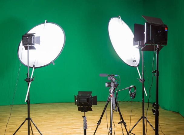 Studio for filming on a green background. The chroma key. Lighting equipment in the Studio. Green screen - Foto, imagen
