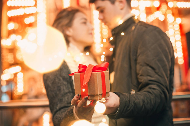 クリスマスのロマンチックな驚きは、女性は、彼氏からの贈り物を受け取る - 写真・画像