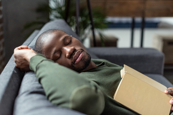 Afrikaanse Amerikaanse man slapen op de Bank - Foto, afbeelding