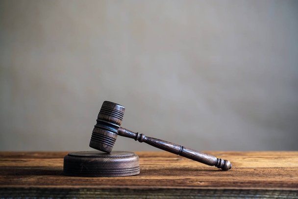 Concepto de ley: libro de leyes abierto con un mazo de jueces de madera sobre la mesa en una sala de tribunal o en una oficina de aplicación de la ley sobre fondo azul. Copiar espacio para texto
 - Foto, Imagen