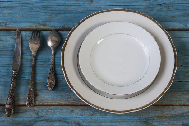 スプーン、フォーク、白い皿の上にナイフを閉じる   - 写真・画像