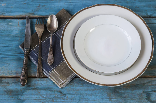lähikuva lusikka, haarukka ja veitsi valkoinen ruokalaji
   - Valokuva, kuva