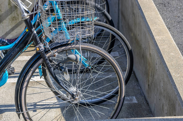 fahrräder in einer reihe auf parkplätzen abgestellt, befindet sich in tokyo, japan - Foto, Bild