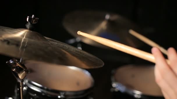 bubeník hrající na bicí - Záběry, video