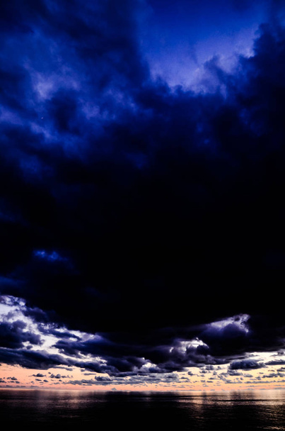 Színes felhők naplementekor - Fotó, kép