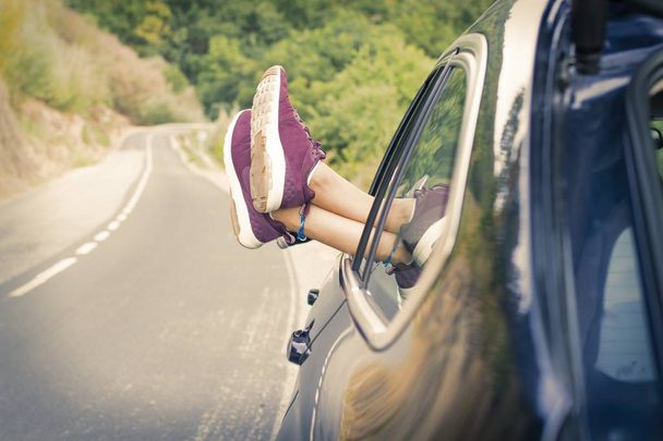 ноги в окне автомобиля, концепция путешествия и отдыха
 - Фото, изображение