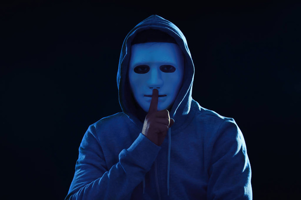 mężczyzna haker w maska  - Zdjęcie, obraz