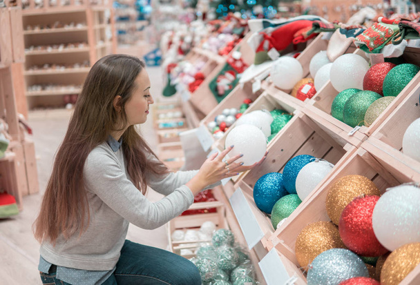customer girl choosing gifts for Christmas and New Year - Zdjęcie, obraz