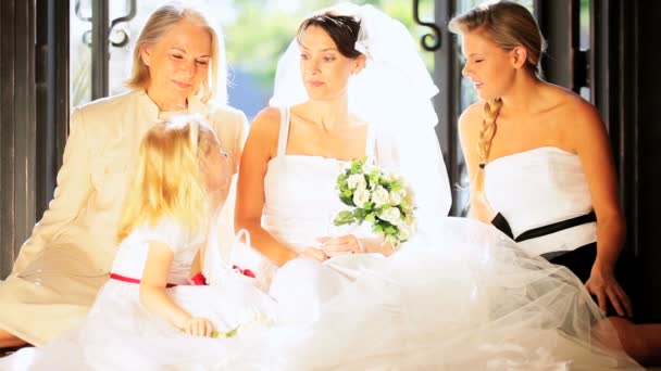 Cuatro mujeres miembros de la familia casera boda
 - Imágenes, Vídeo