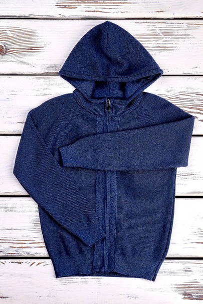 Új márka kötött kapucnis pulóver. - Fotó, kép