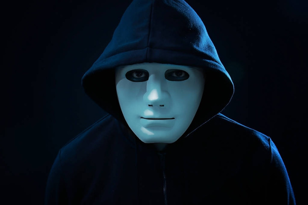 Männlicher Hacker in Maske  - Foto, Bild