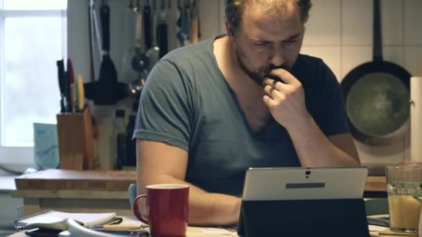 man study something on tablet pc - Záběry, video
